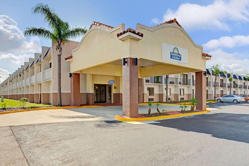 Days Inn & Suites by Wyndham Tampa near Ybor City Main image 1